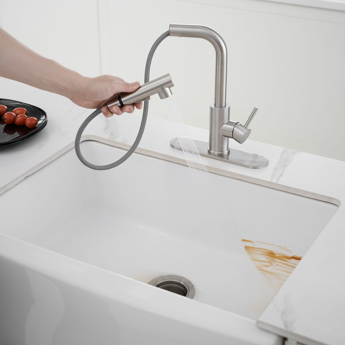 Modern Pull-Out Kitchen Faucet with Stream and Sweep Sprayer