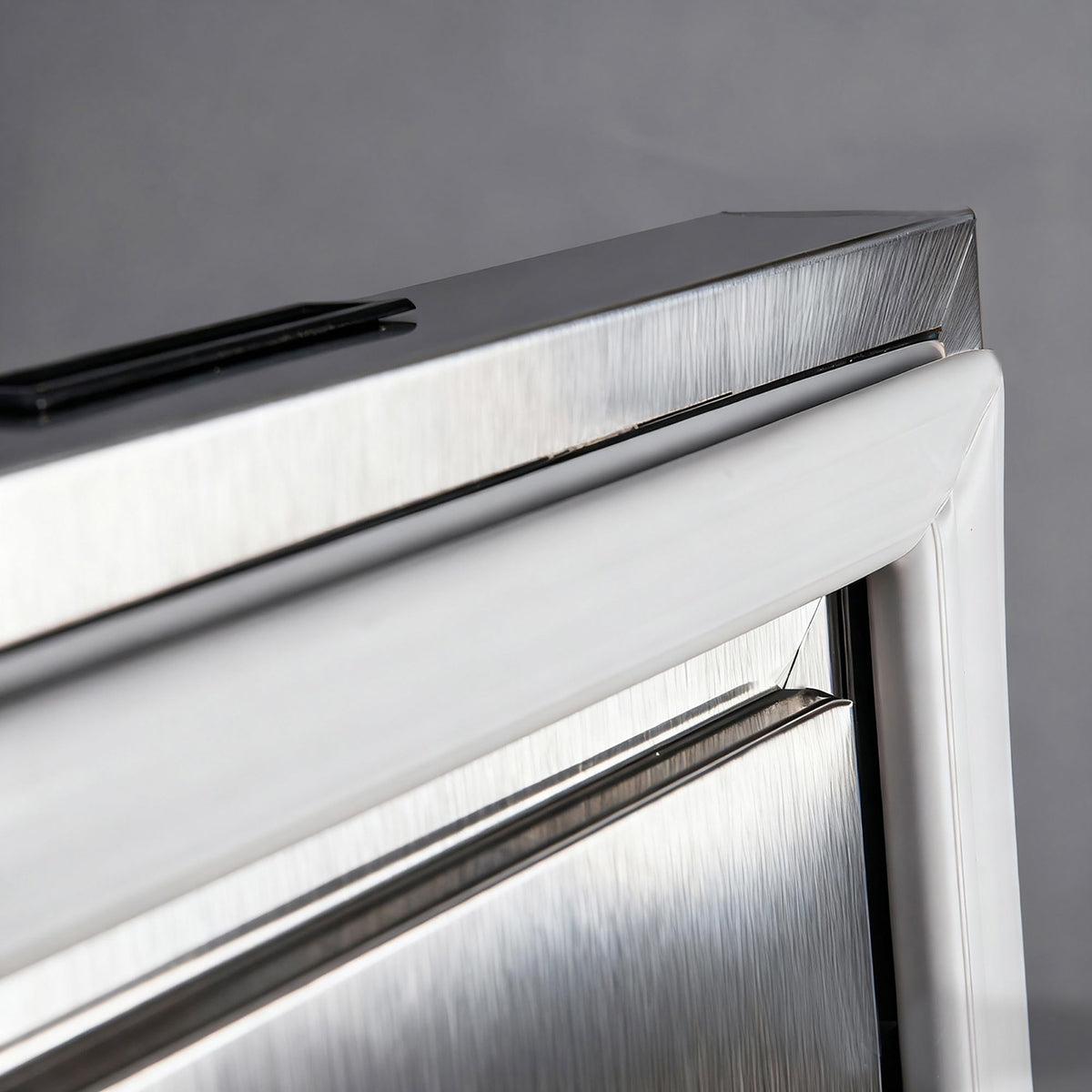 Commercial Worktop Refrigerator with Consistent Cooling and Soft-Close Door