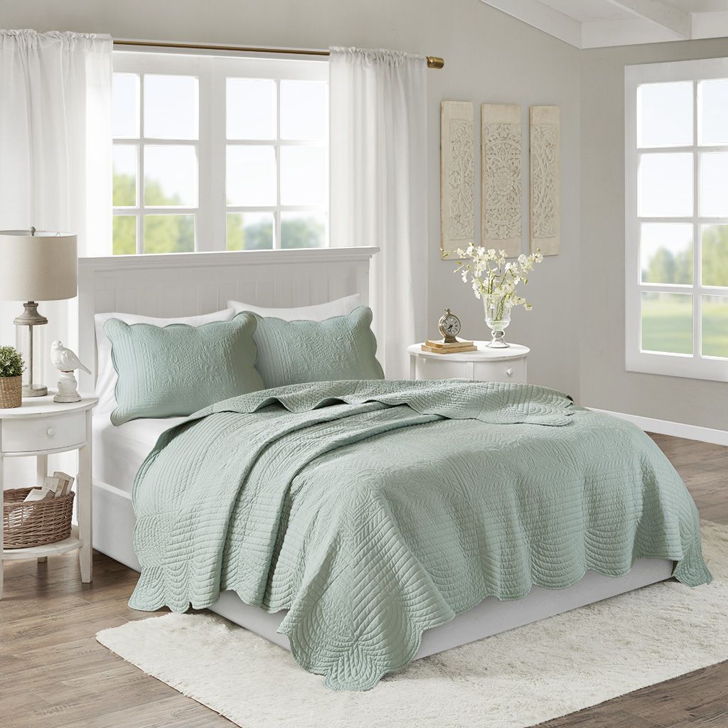 Reversible Scalloped-Edge Quilt Set