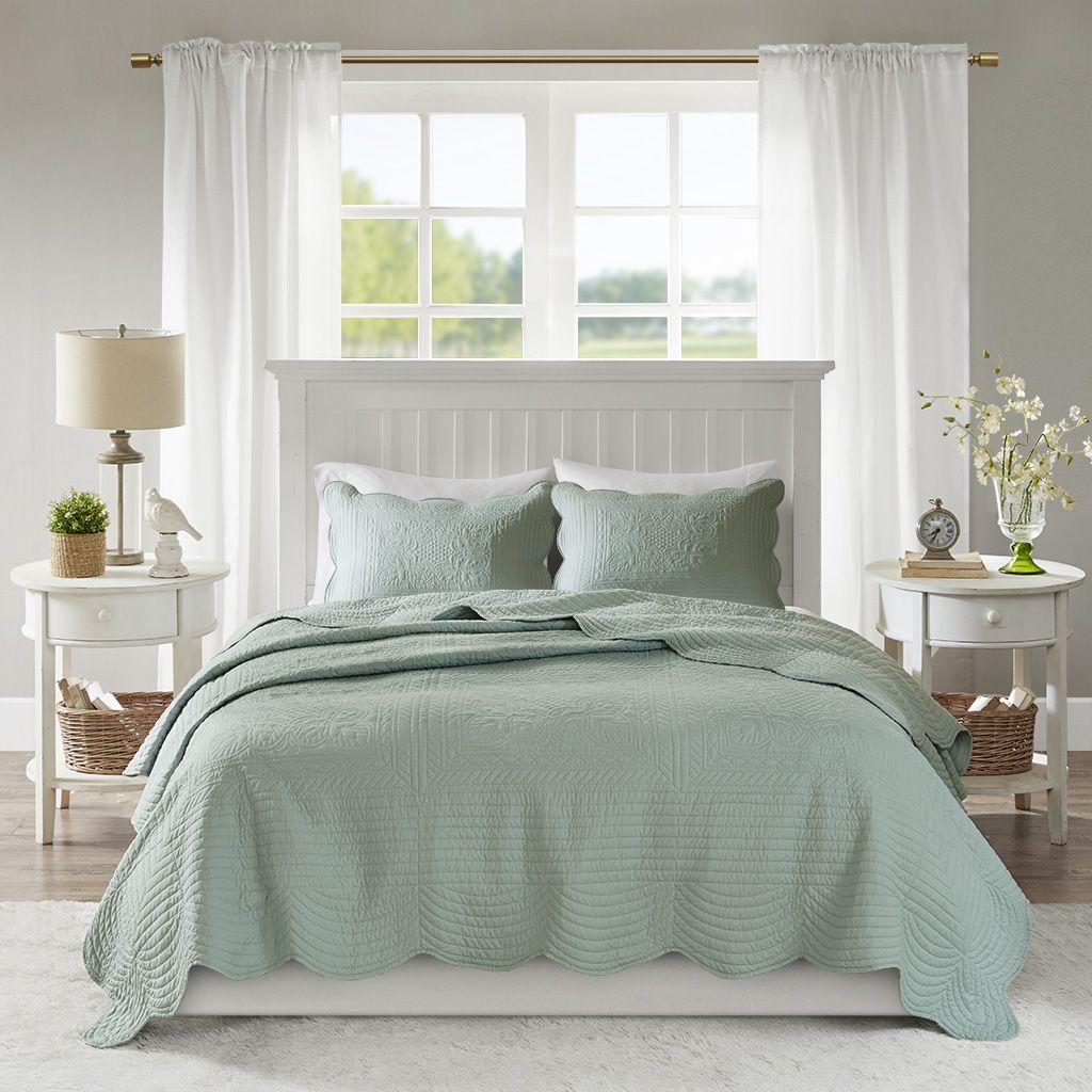 Reversible Scalloped-Edge Quilt Set