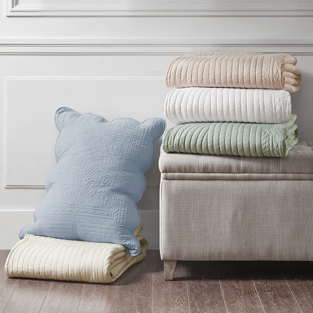 Reversible Scalloped-Edge Quilt Set
