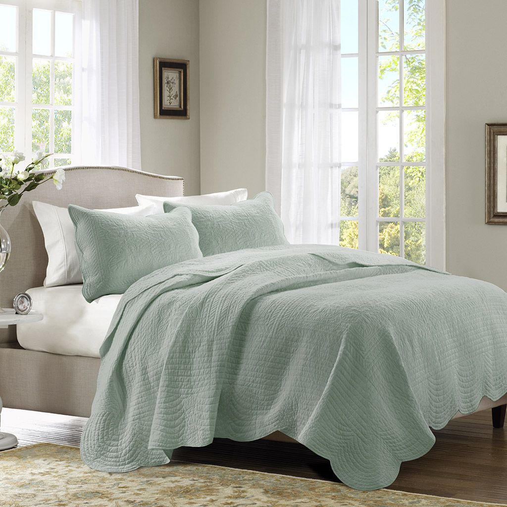 Reversible Scalloped-Edge Quilt Set