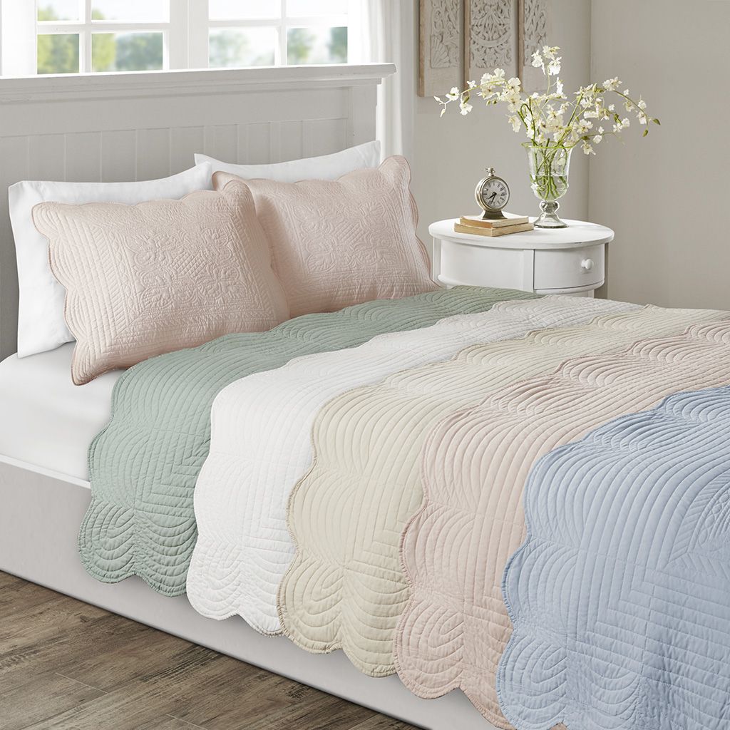 Reversible Scalloped-Edge Quilt Set