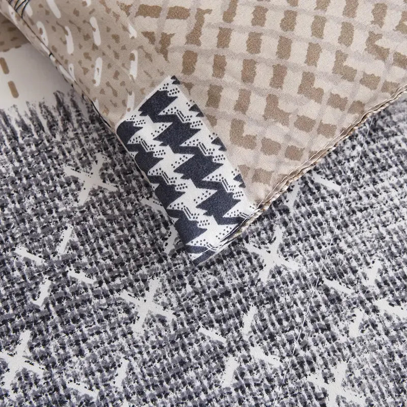 Coordinated Queen Comforter and Pillowcase Set