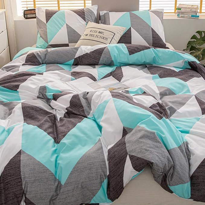 Coordinated Queen Comforter and Pillowcase Set