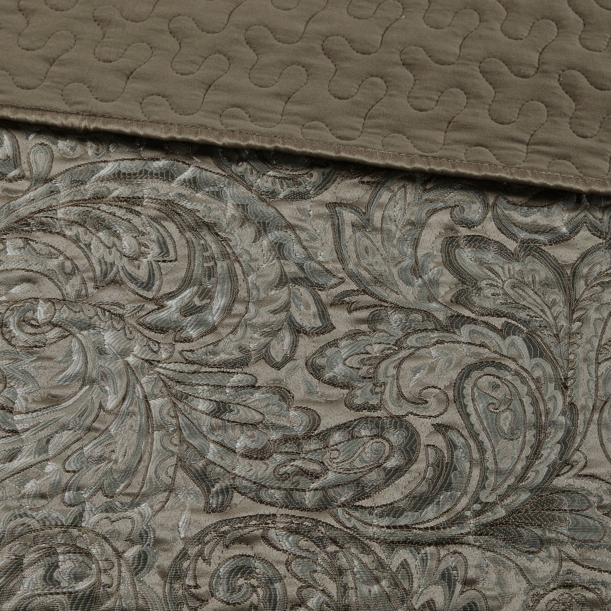 Reversible Jacquard Paisley Bedspread Set