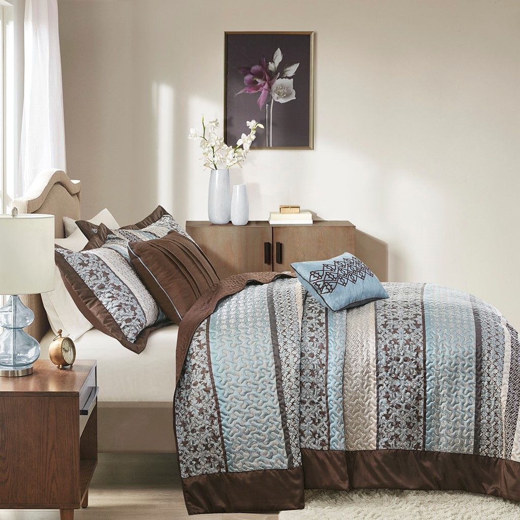 Blue Reversible Jacquard Quilt Set with Accent Pillows