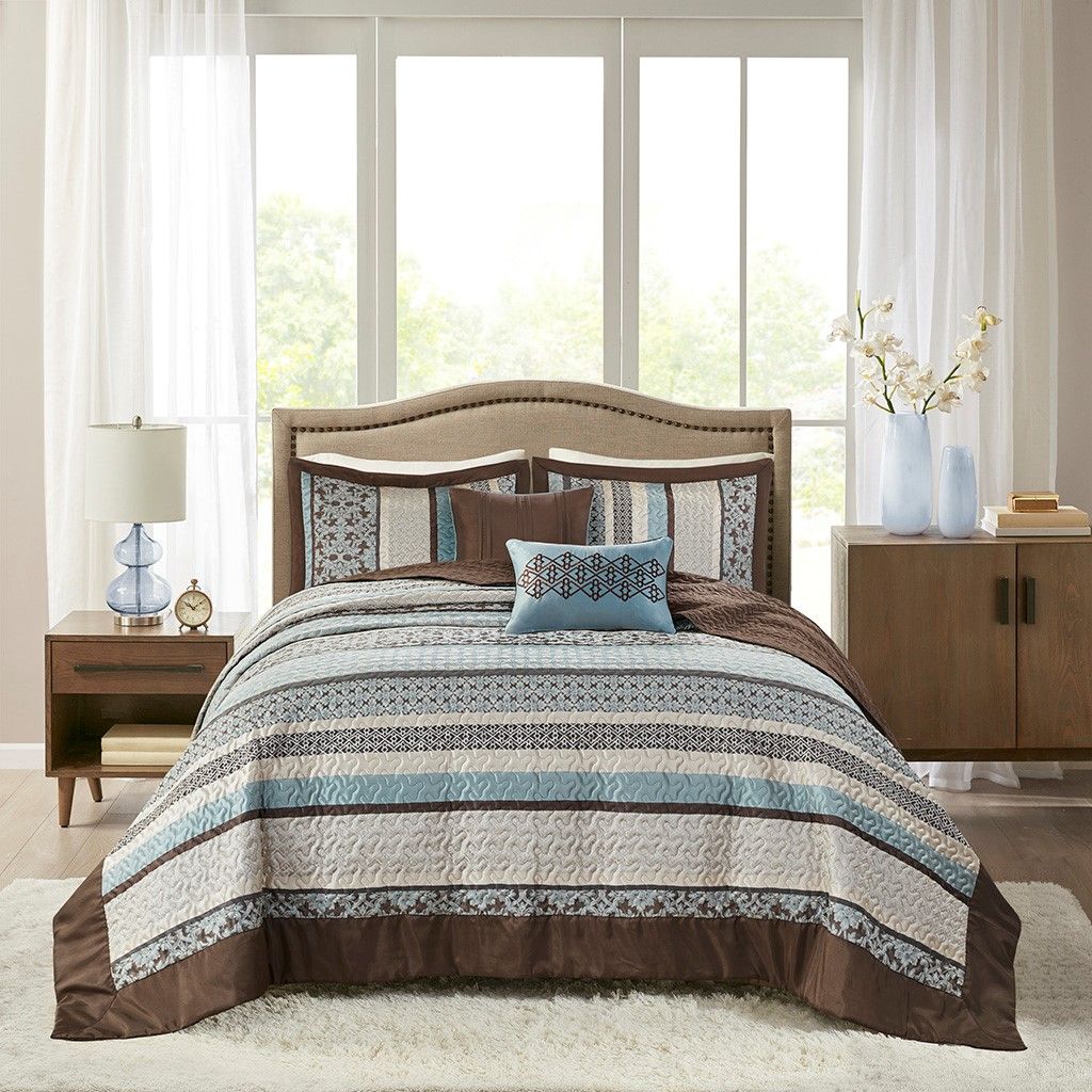 Blue Reversible Jacquard Quilt Set with Accent Pillows