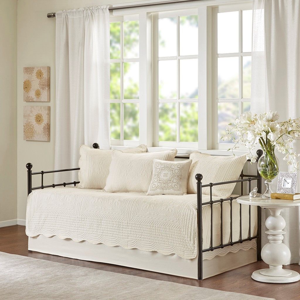 Cream Reversible Daybed Set with Scalloped Edges