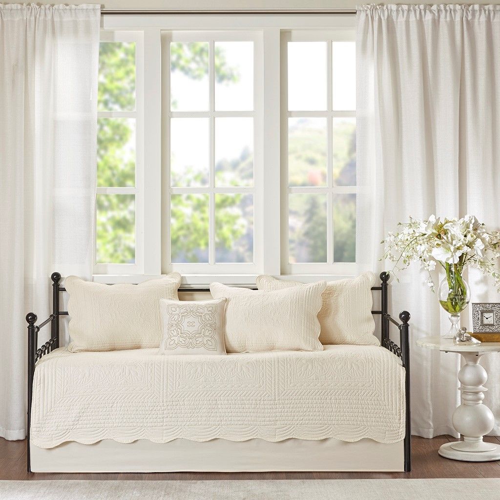 Cream Reversible Daybed Set with Scalloped Edges