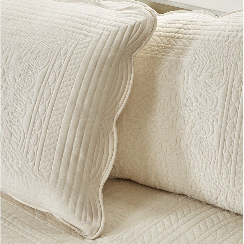 Cream Reversible Daybed Set with Scalloped Edges