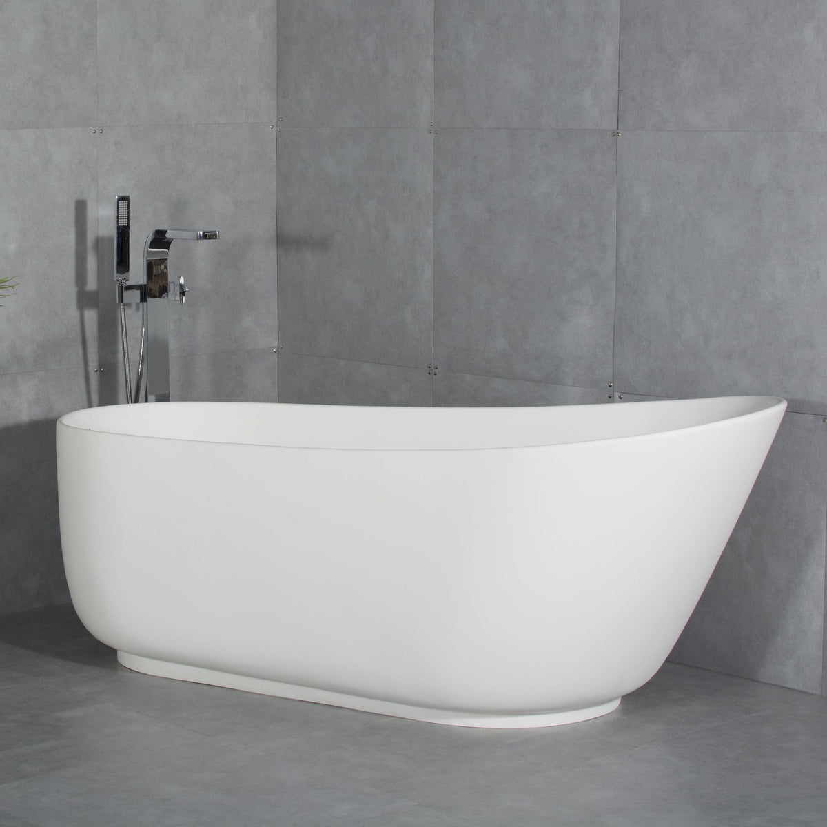 Freestanding Soaking Bathtub with Elegant Oval Design