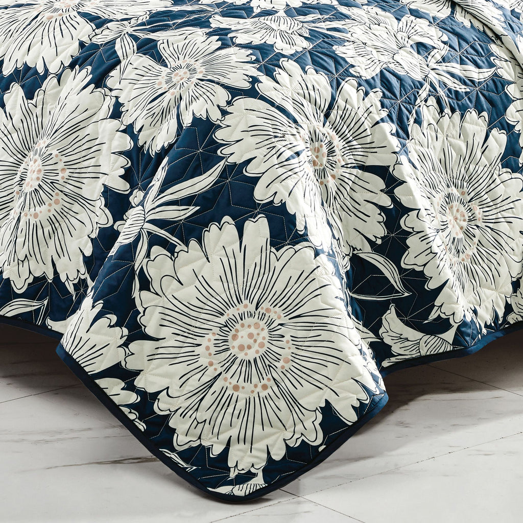 Asira 3-Piece Bedspread Set for a Modern Bedroom