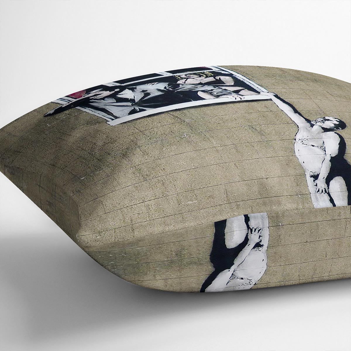 Banksy Window Lovers Cushion – Wrinkle-Free Polyester with Metal Zipper