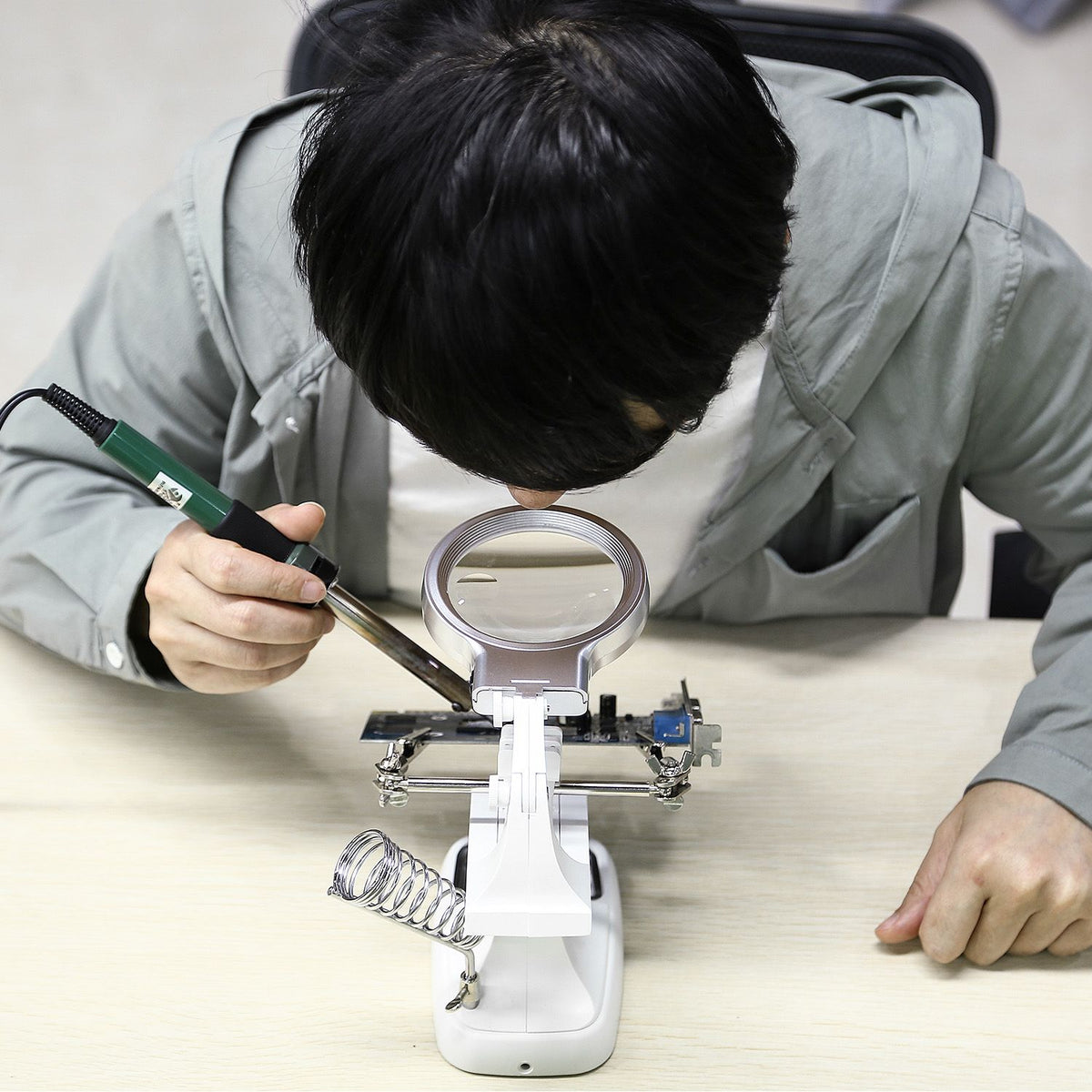 Double-Sized Optical Magnifying Lens with LED Light and 360° Adjustable Third Hand Soldering Vise