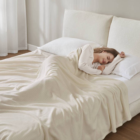 Soft Grid-Pattern Microfleece Blanket