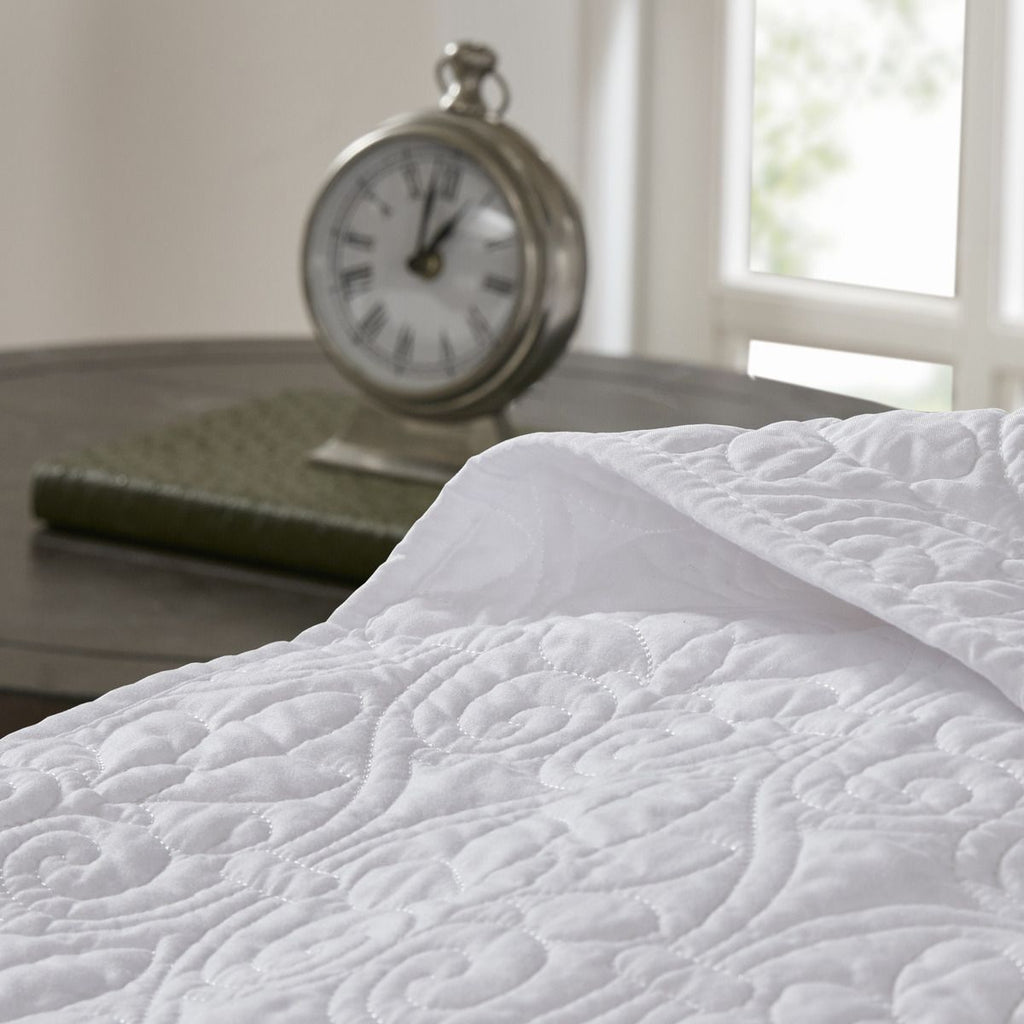 White Reversible Quilted Bedspread Set