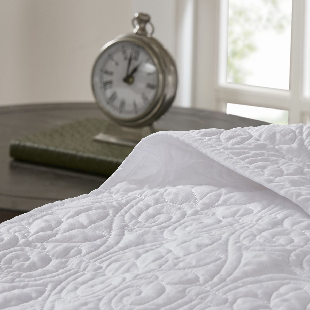 White Reversible Quilted Bedspread Set