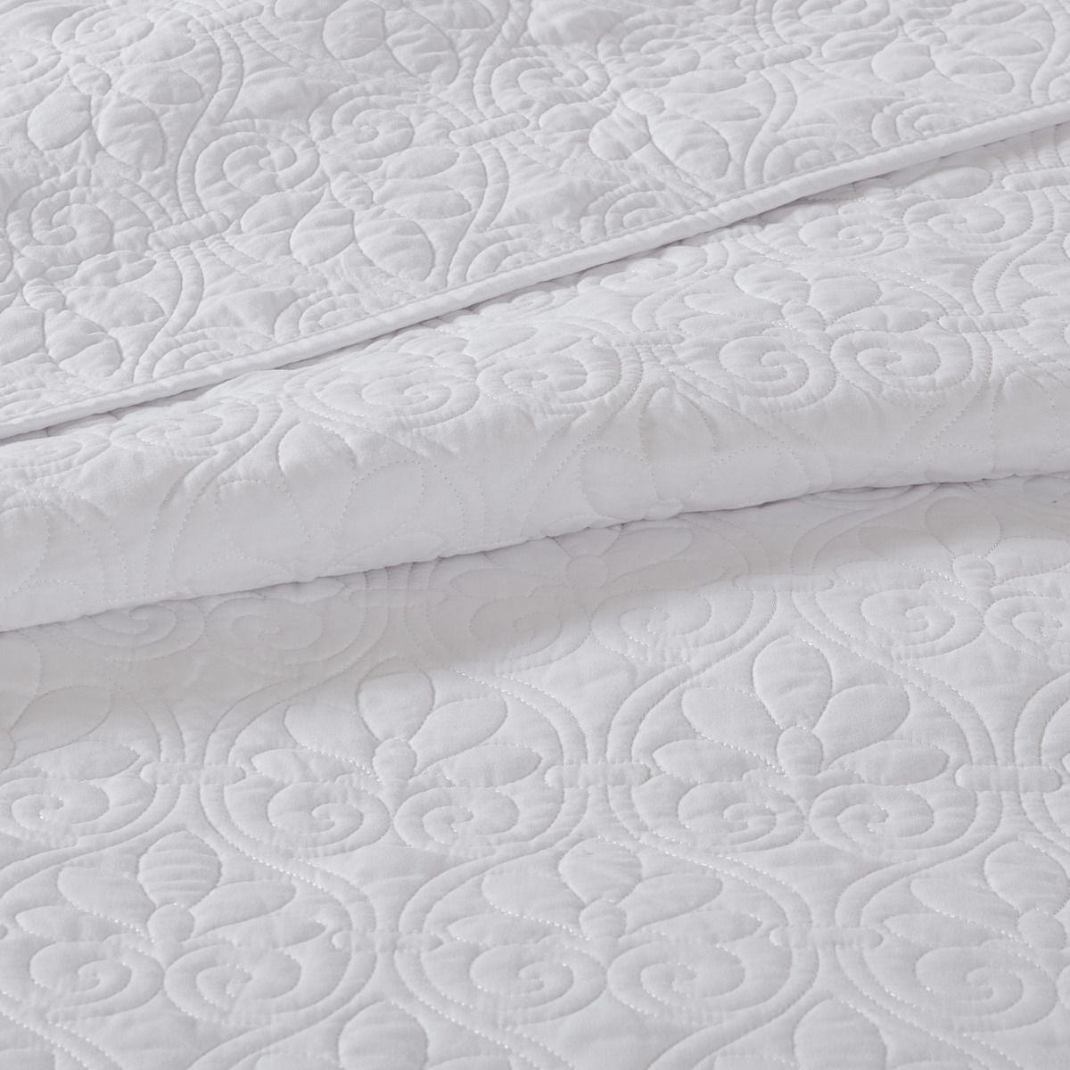 White Reversible Quilted Bedspread Set