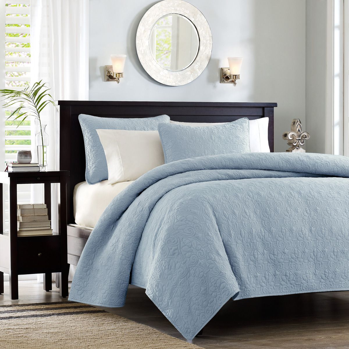 Reversible Blue Quilt Set with Classic Patterned Stitching