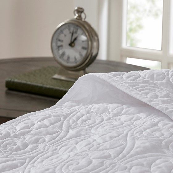 Reversible Quilt Set with Antimicrobial Treatment – Twin/Twin XL