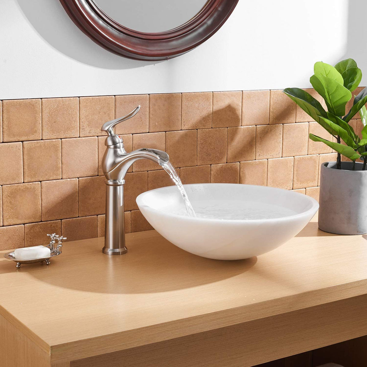 Single-Handle Vessel Faucet with Clear Laminar Stream